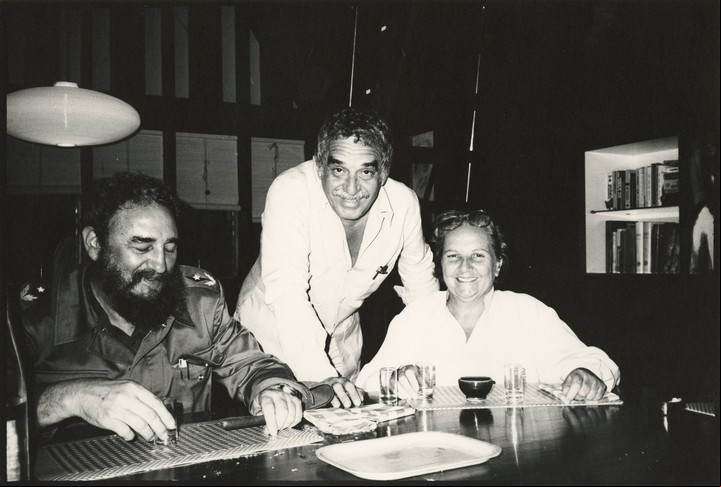 Gabriel García Márquez (c) junto a su amigo Fidel Castro (i) y a la agente literaria española Carmen Balcells tomada en los años 80 en La Habana (Cuba).
Foto: EFE/Centro Harry Ransom de la UT