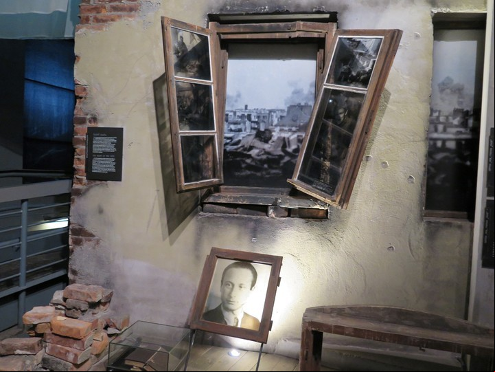 Museo de la Historia de los judíos polacos, en Varsovia. A través del montaje de la ventana se reconstruye, paradojicamente, la destrucción en Varsovia.