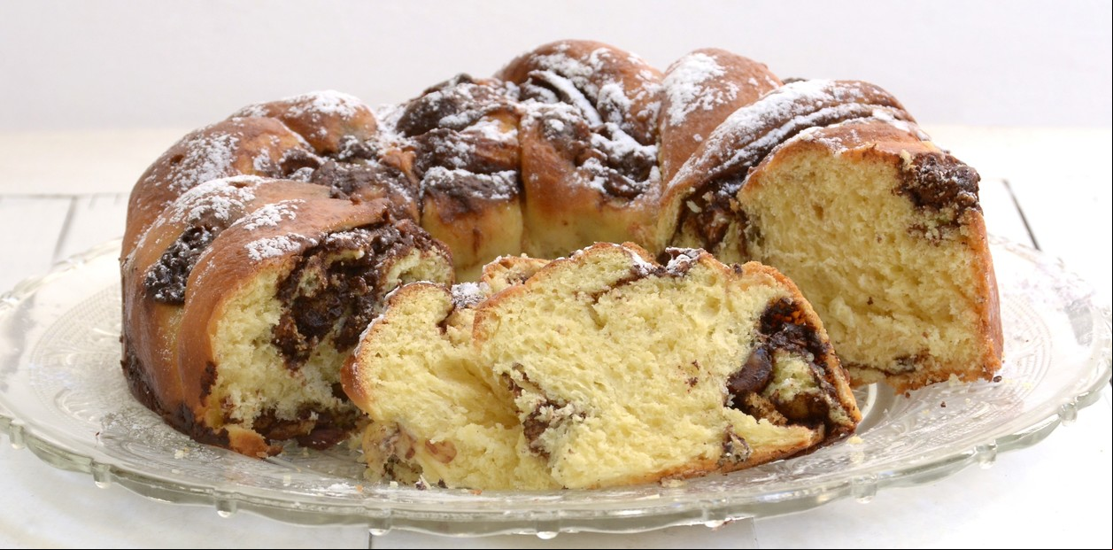 Receta de Rosca de Pascua trenzada con chocolate y almendras