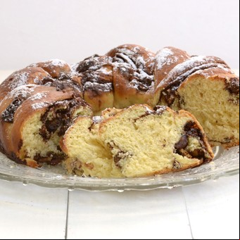 Rosca de Pascua trenzada con chocolate y almendras
