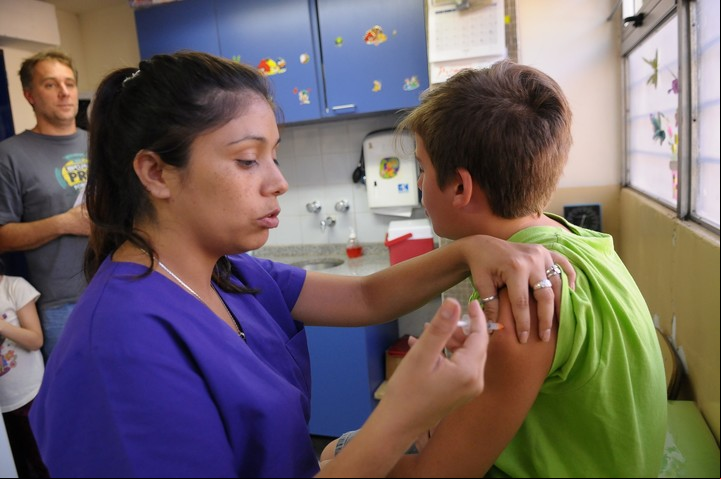 Las vacunas son gratuitas y se aplican en los hospitales públicos.