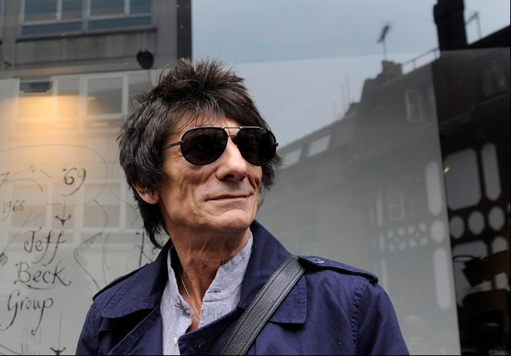 Como adicto recuperado, Ronnie Wood quiere ayudar a quienes no pueden asistir a las reuniones en cuarentena. (Foto: EFE/EPA/Facundo Arrizabalaga).