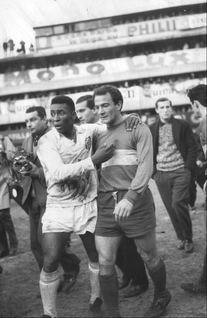 Libertadores 1963. Pelé, en la Bombonera junto al recordado Ernesto Grillo.