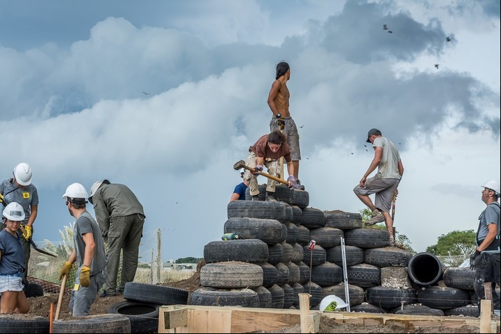Construcción en Mar Chiquita de la primera escuela autosustentable del país. (Lorena Presno)