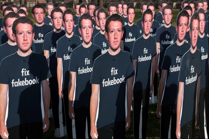 Frente al Capitolio en Washington se montó una muestra con figuras de Mark Zuckerberg a tamaño real, representando las cuentas falsas de Facebook. AP