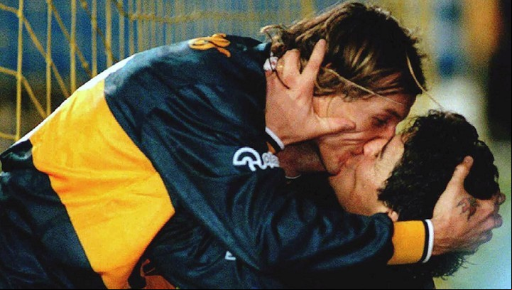 Un beso bien argentino. Fue en 1996 en un superclásico Boca-River en la Bombonera. Boca goleó 4-1 a River. Luego del primer gol (que no fue de ninguno de los dos) Diego Maradona y Claudio Caniggia sellaron con un beso. (AP)