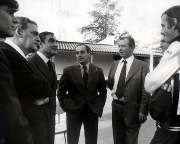 Emilio Massera conversa con Cesar Luis Menotti.