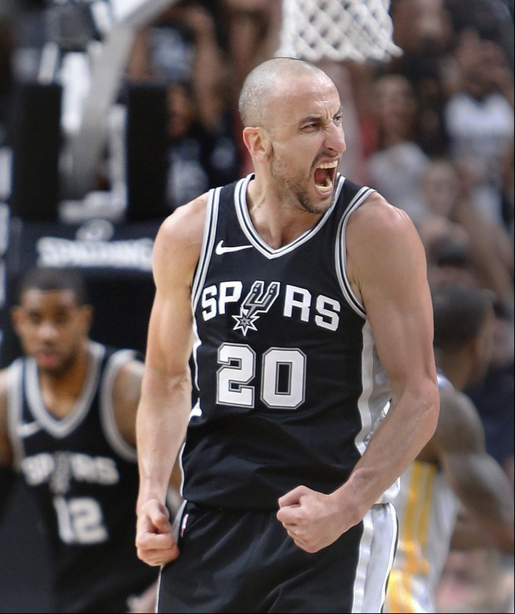 Manu grita con todas sus fuerzas un triple en su último partido en el AT&T de Center Foto: AFP.