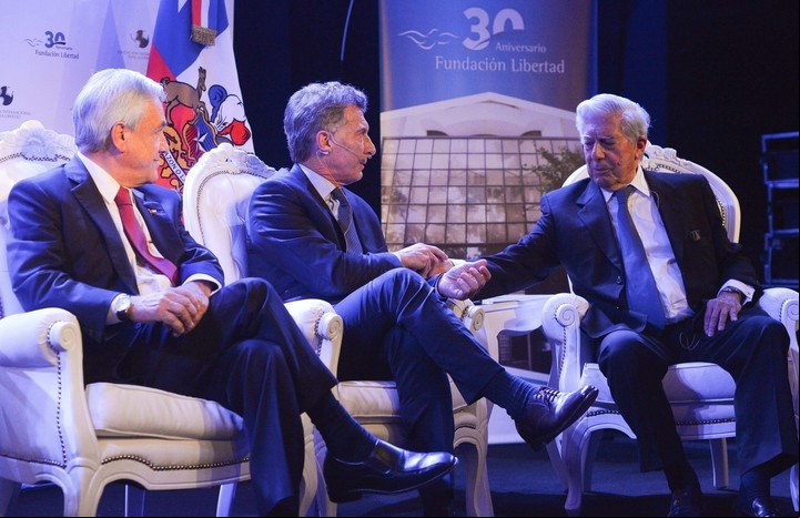 El expresidente chileno, Sebastián Piñera; el ex presidente argentino, Mauricio Macri, y el escritor y premio Nobel de Literatura Mario Vargas Llosa, en Buenos Aires 2018. / EFE
