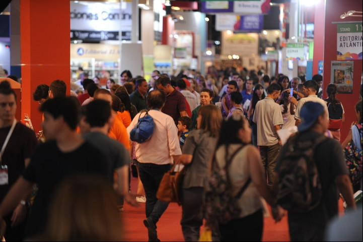 La gente disfruta del segundo día de la Feria del Libro. Foto: Martin Bonetto