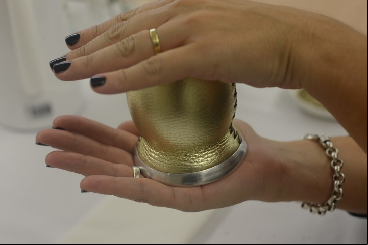Agitar el mate hace que se mezclen los componentes de la yerba. Foto: Luciano Thieberger.