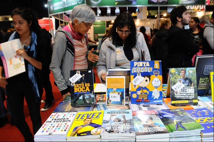 Libros y Stands sobre Fútbol.
foto Diego Waldmann.