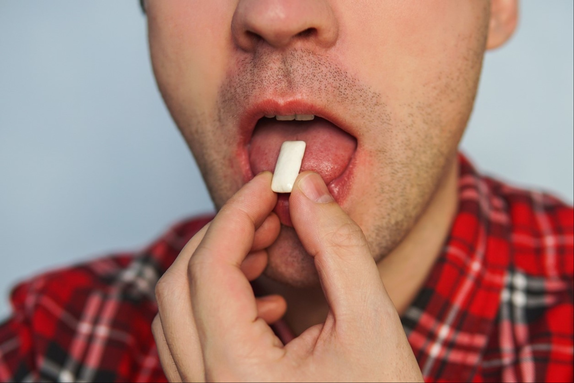 Masticar chicle sin azúcar.