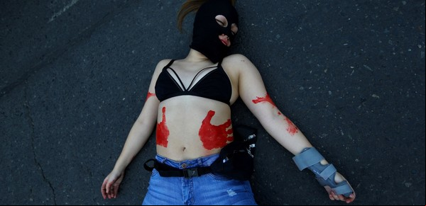Una manifestante yace en el suelo durante una marcha que exige el fin del sexismo y la violencia de género en Santiago de Chile el 6 de junio de 2018. Foto: REUTERS/Ivan Alvarado