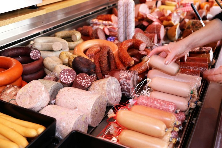 La carne procesada eleva su cantidad de grasas no saludables, sodio y nitritos.