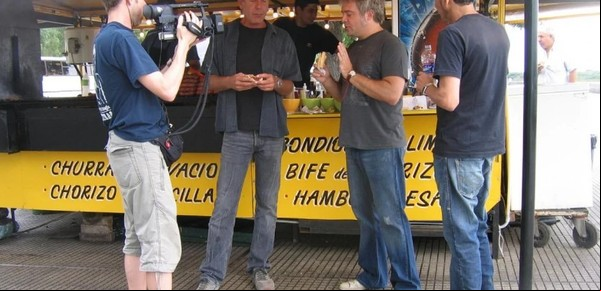 El día que Anthony Bourdain comió un choripán en la Costanera con Los Pericos