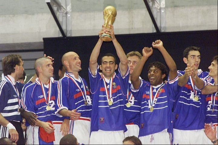 Francia levantó la Copa por primera vez de local, en el Stade de  (Archivo Clarín / AFP Photo)