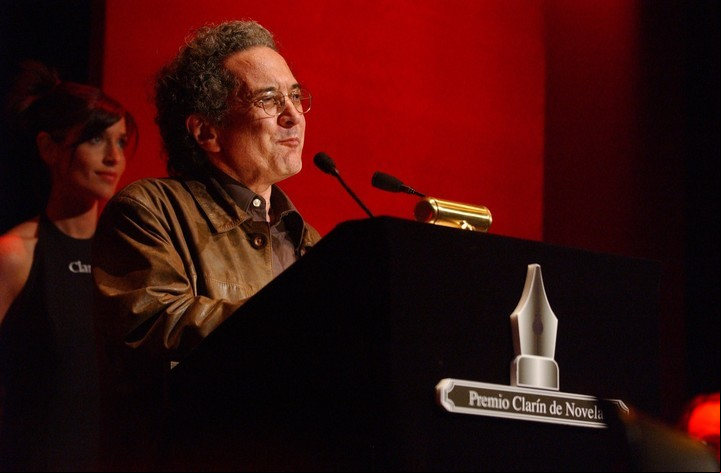 Ricardo Piglia, durante la ceremonia del Premio Clarin Novela 2004. Archivo Clarín.