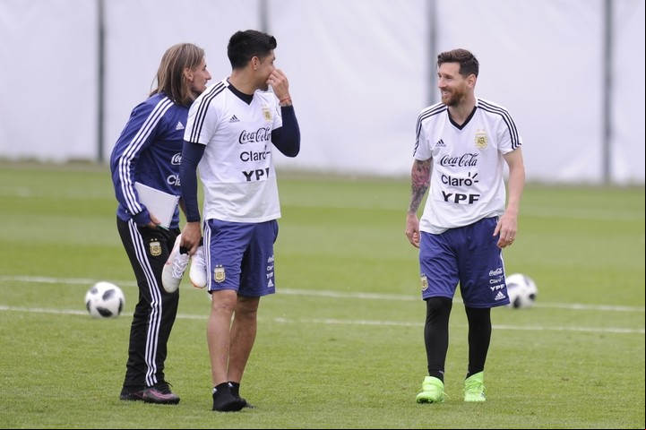 Risas entre Enzo Pérez y el capitán Lionel Messi. Detrás, Beccacece dando indicaciones. (Foto: Juano Tesone/ Enviado Especial).
