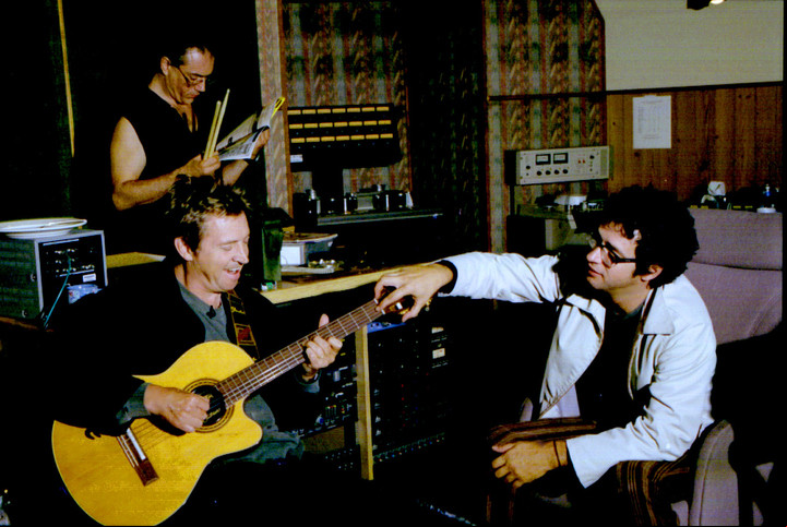 Encuentro en el estudio. Summers y Cerati en pleno proceso creativo, y el gran Vinnie Colaiuta, también compañero de ruta de Sting y ex baterista de la banda de Frank Zappa, detrás.
