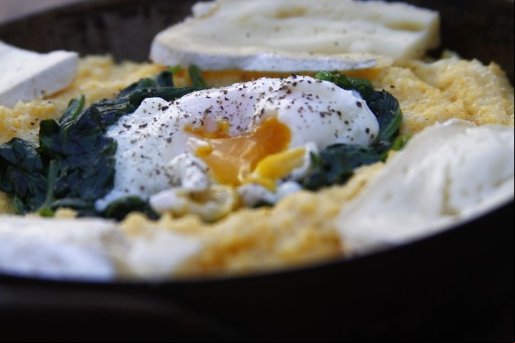Polenta con espinaca y huevo poche. Foto PL Deli Café 