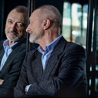 Le piden a Arturo Pérez-Reverte que deje su lugar en la Real Academia a una mujer