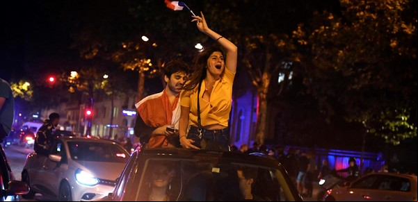 París es una fiesta: ahora el presidente Macron les pidió a los jugadores que lleven la Copa a Francia