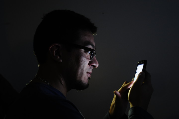 Las pantallas y el riesgo, para adultos y jóvenes, de vivir hiperconectados. Foto: Fernando de la Orden/Archivo Clarín.
