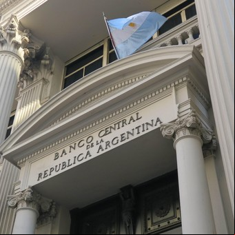 El Banco Central vendió dólares por décima rueda consecutiva y las reservas perforaron los US$ 26.000 millones