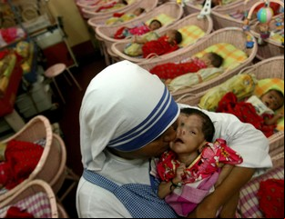 Ordenan investigar los hospicios de la Madre Teresa por venta de bebés