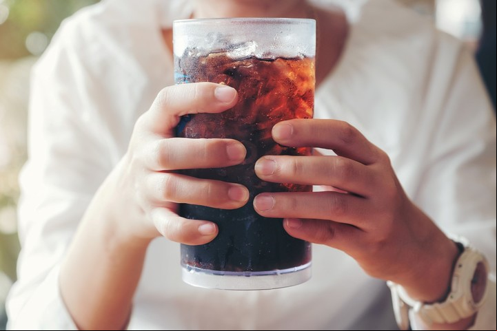 Las bebidas colas y los jugos son muy perjudiciales para hipertensos y diabéticos.