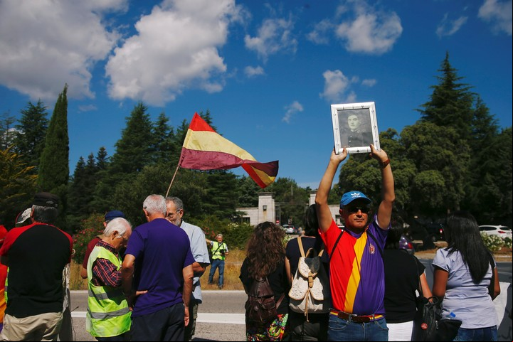 Un grupo de simpatizantes del dictador manifiesta frente al Valle de los Caídos. REUTERS