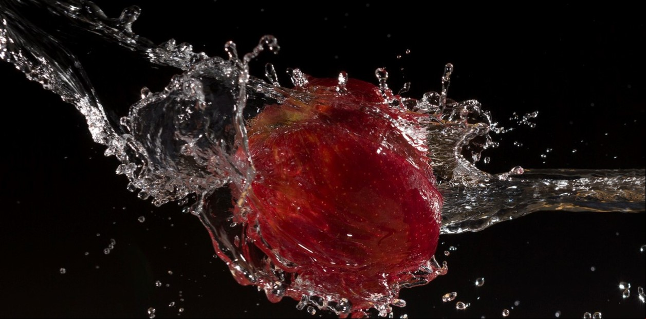 El agua, caliente y fría, juega un rol fundamental en el lavado de la manzana.