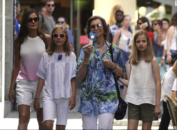 La reina Letizia, acompañada de sus hijas las princesas Leonor, y Sofía, junto a la reina Sofia, en el Mercado del Olivar de Palma de Mallorca donde la familia real pasa sus vacaciones de verano. EFE/Ballesteros.