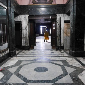 Calabozos, un salón de baile y dos leones de mármol, los secretos ocultos de la estación Constitución