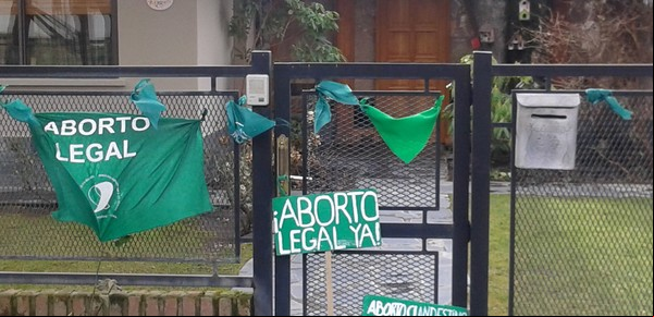 Escrache "verde" a la senadora K que anunció que vota en contra el aborto legal