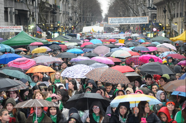 A pesar del mal tiempo, los manifestantes siguieron llegando durante todo el día al Congreso. (Silvana Boemo)