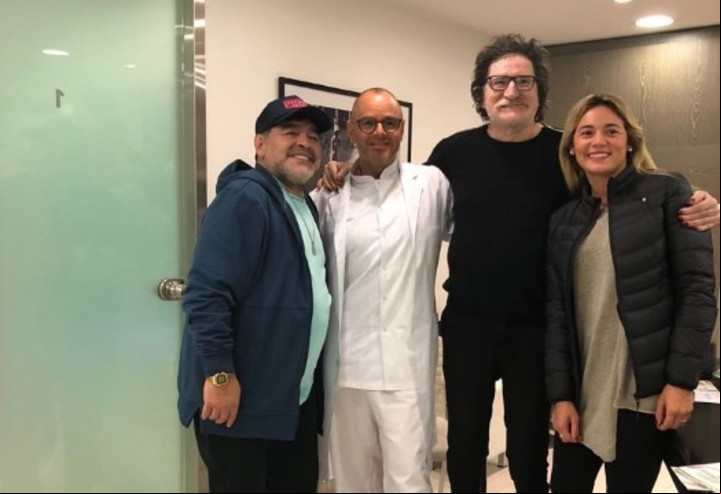 Maradona, Mühlberger, Charly García y Rocío Oliva en la clínica del Dr. M., en 2018.