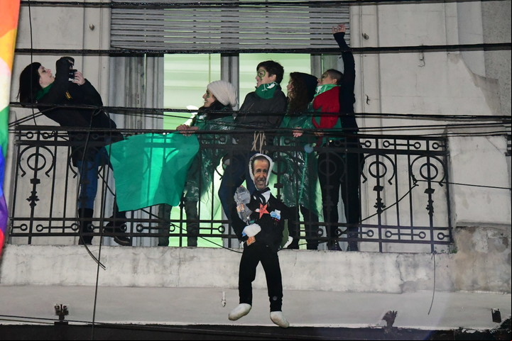 Miles de personas se acercaron al Congreso por la votación del aborto. (Marcelo Carroll)
