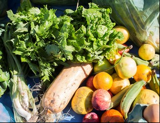 Cómo comprar ocho kilos de verdura y fruta a $ 220