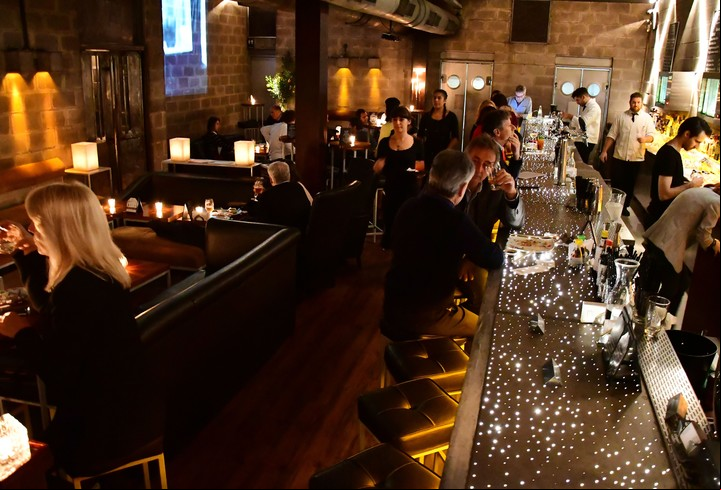 La barra de Gran Bar Danzón, en Recoleta, tiene 12 metros de largo. Además de vinos, sirven coctelería de autor. (Foto: Marcelo Carroll).