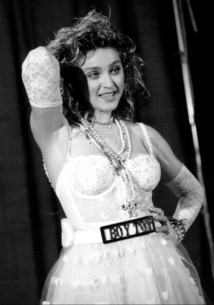 Madonna posa en los MTV Video Music Awards con su luego famoso cinturón de "Boy Toy". Podría haber sido el fin de su carrera, pero fue un salto a la gloria. Foto: AP