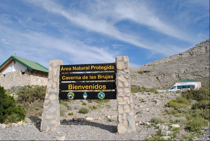 A la caverna, 72 km al sur de Malargüe, se puede llegar con tour o en vehículo propio (Turismo Malargüe).