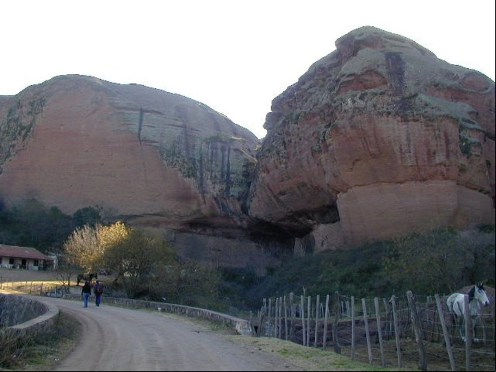 En las grutas se ven pinturas rupestres y morteros que utilizaban los pobladores originarios, los comechingones.