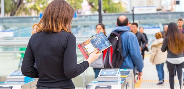 Suelta de libros en el subte porteño por el Día del Lector