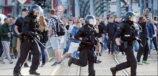 Barrabravas y neonazis se lanzan a "cazar" inmigrantes en Alemania