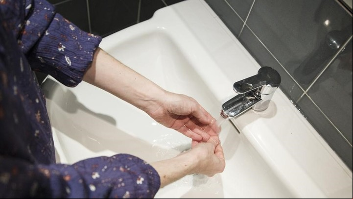 La demanda de agua aumenta los días de mucho calor, y los cortes de energía pueden afectar la provisión. Foto: Archivo.