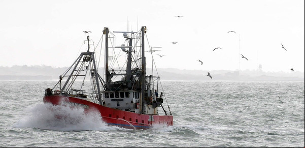 Historias de pescadores que se juegan la vida en el mar