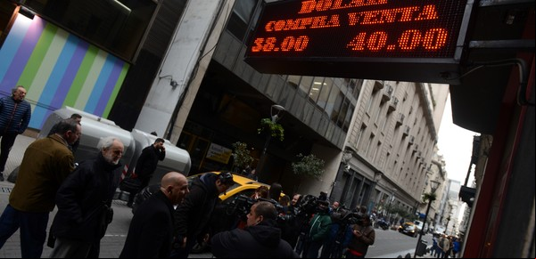Ante la disparada del dólar, las dudas de los intendentes del Conurbano para llegar a fin de año
