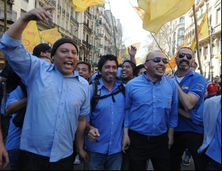 Hasta junio, descontando la inflación, los salarios cayeron el 5,9%